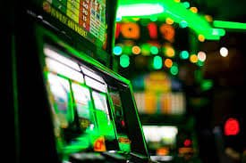 Màn hình game slot online xsmg với nhiều biểu tượng và vòng quay hấp dẫn